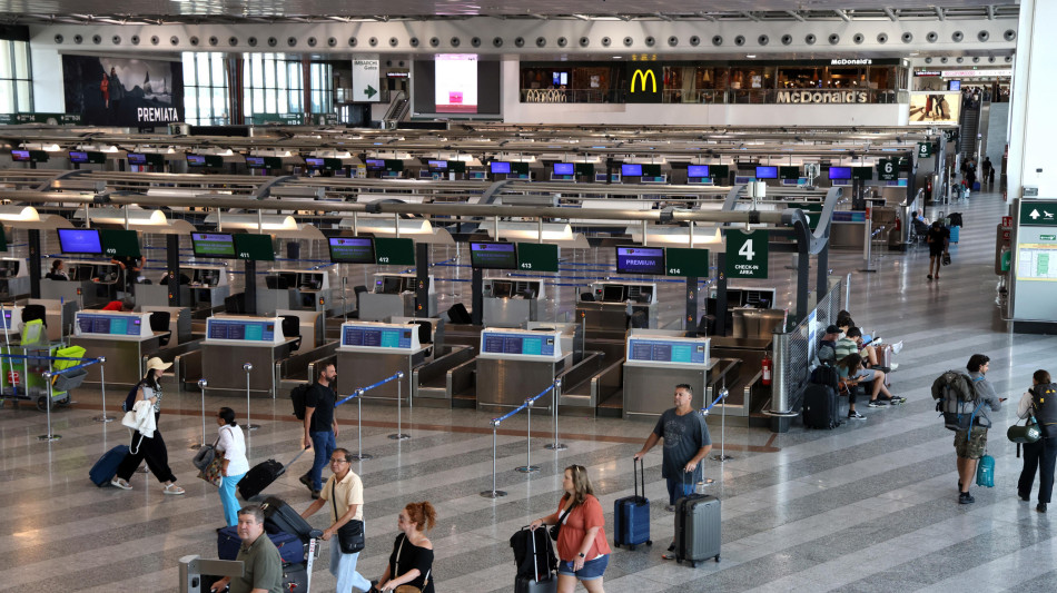Commissione Trasporti Pe, stop costi extra bagali a mano aerei
