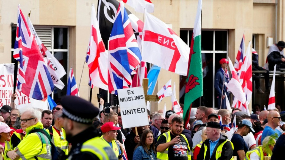 Rund 110.000 Menschen demonstrieren nach Aufruf des Rechtsextremen Tommy Robinson in London