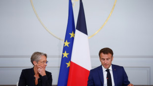 Macron remodela Executivo em busca de novo impulso para a Fran&ccedil;a