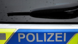 Streifenwagen erfasst bei Einsatz zwei Fu&szlig;g&auml;nger und prallt gegen Zapfs&auml;ule