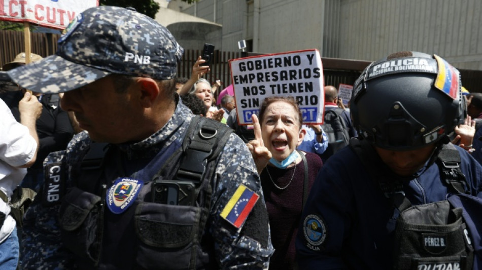 Trabajadores a favor y en contra del gobierno exigen mejoras salariales en Venezuela