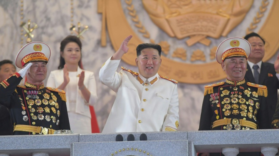 Lors d'un d&eacute;fil&eacute; militaire, Kim dit vouloir "renforcer" l'armement nucl&eacute;aire nord-cor&eacute;en