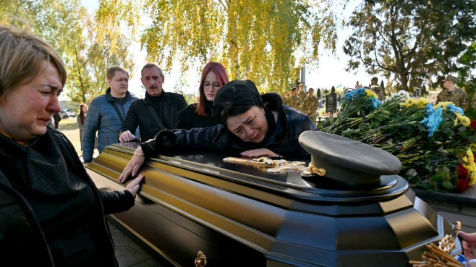 Pr&egrave;s de Kiev, l'enterrement d'une victime retrouv&eacute;e six mois apr&egrave;s le d&eacute;part des Russes