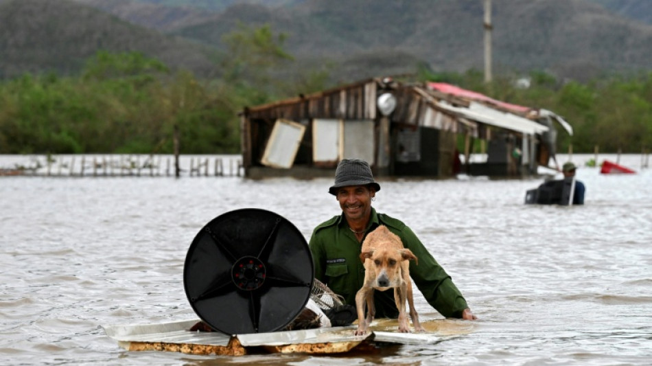 Caribe se recupera de furacão devastador, que se aproxima de Bermudas