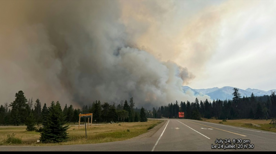 La bajada de temperaturas y las lluvias favorecen el combate de un megaincendio en Canad&aacute;
