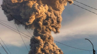 Un volcán en Filipinas lanza una enorme columna de ceniza al aire