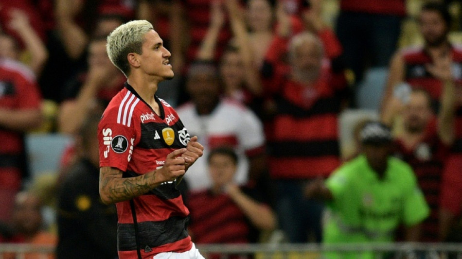 Atacante Pedro denuncia agress&atilde;o de preparador f&iacute;sico da comiss&atilde;o de Sampaoli