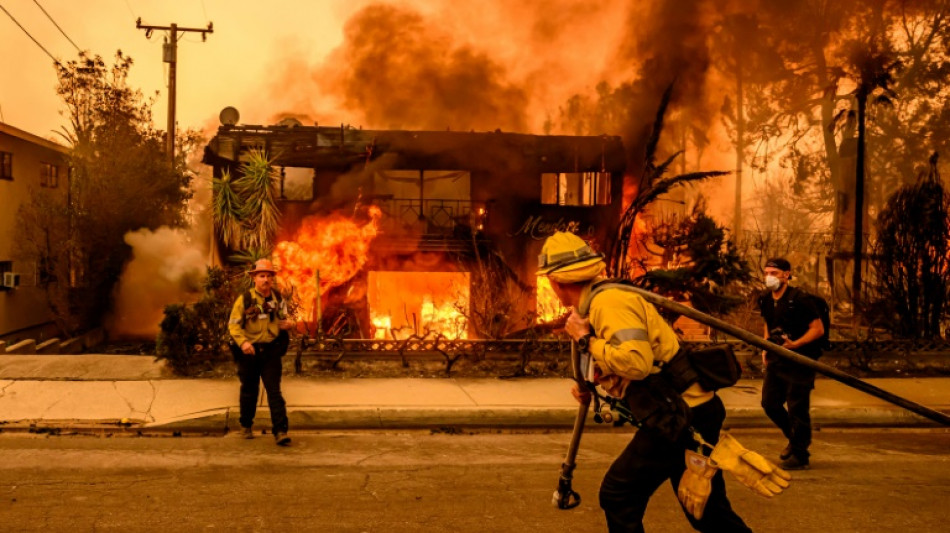 Devastaci&oacute;n por incendios a&uacute;n fuera de control en suburbios de Los Angeles 