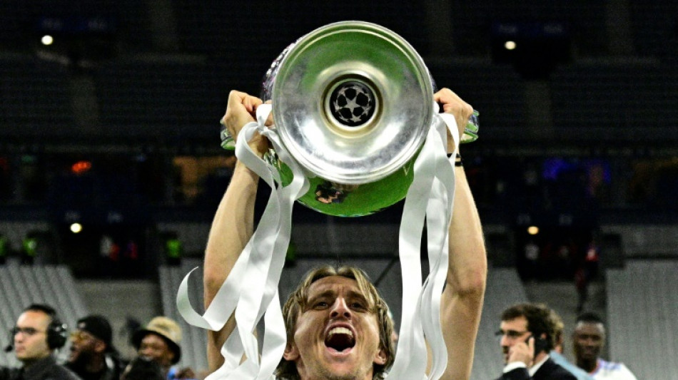 Modric renueva por una temporada m&aacute;s con el Real Madrid