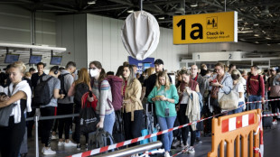 Files d'attente: l'a&eacute;roport d'Amsterdam prolonge l'indemnisation des passagers l&eacute;s&eacute;s