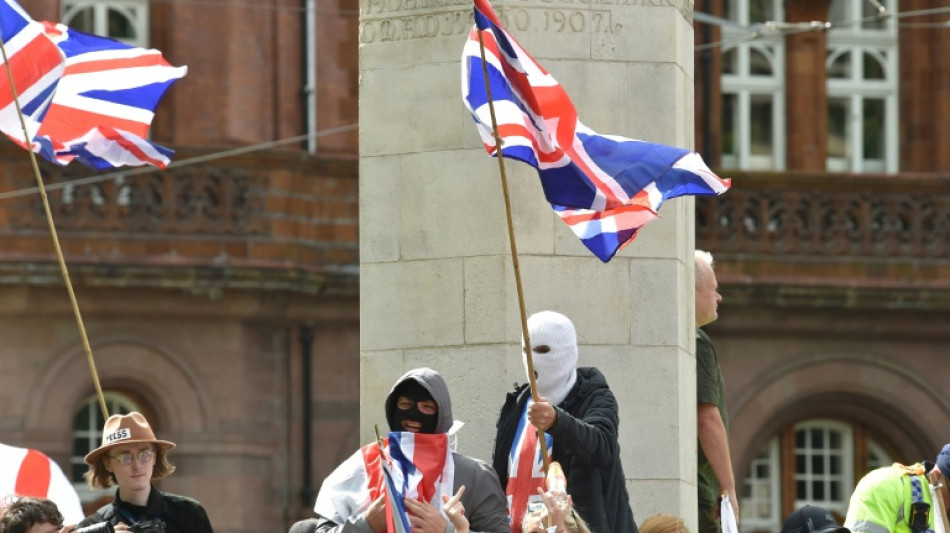 Nuevos choques en manifestaciones antinmigrantes en Reino Unido