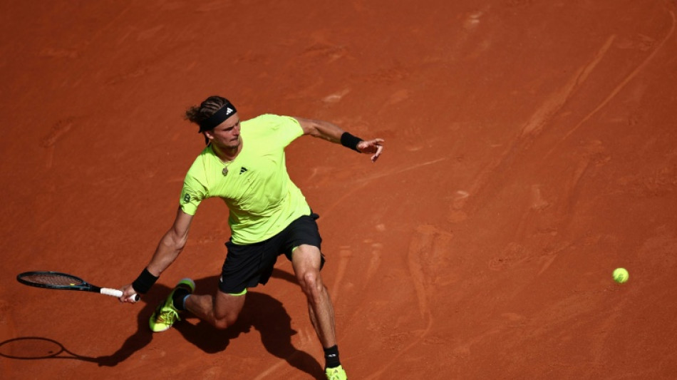 Zverev advances to French Open fourth round