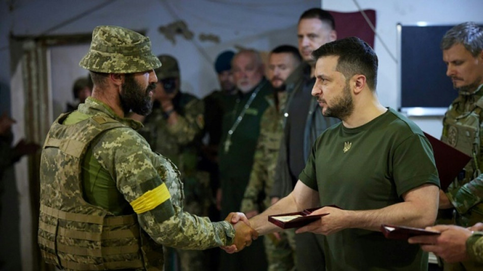 Ukraine: Zelensky sur le front sud, autre enjeu du conflit