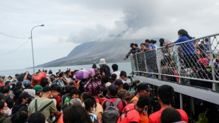Una erupci&oacute;n volc&aacute;nica provoca el cierre de aeropuertos en Indonesia