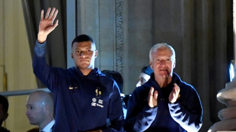 Miles de aficionados aclaman a los Bleus, subcampeones del mundo, en la plaza de la Concordia de Par&iacute;s