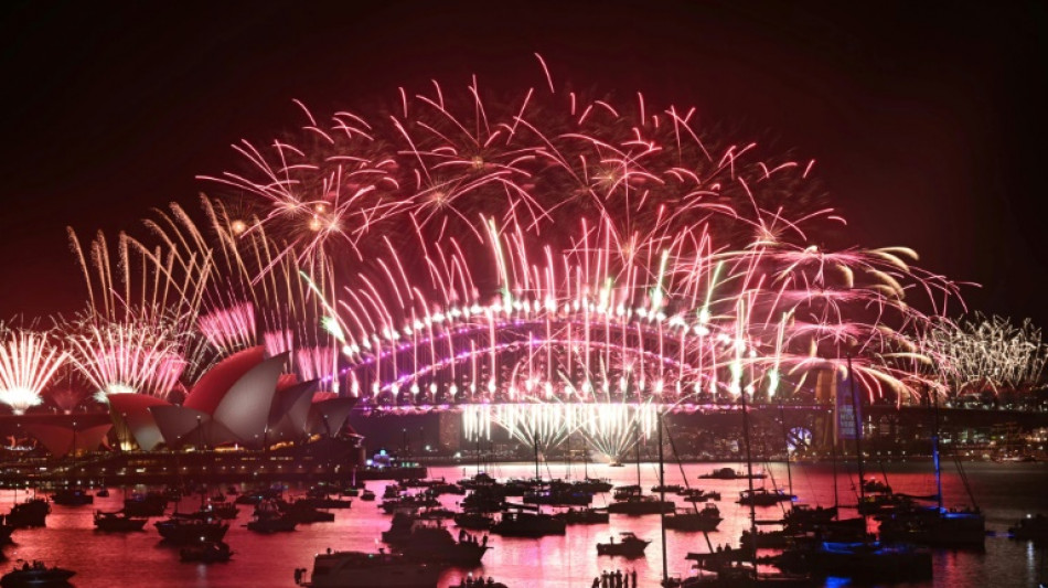 Neues Jahr 2025 mit spektakul&auml;rem Feuerwerk in Sydney begr&uuml;&szlig;t