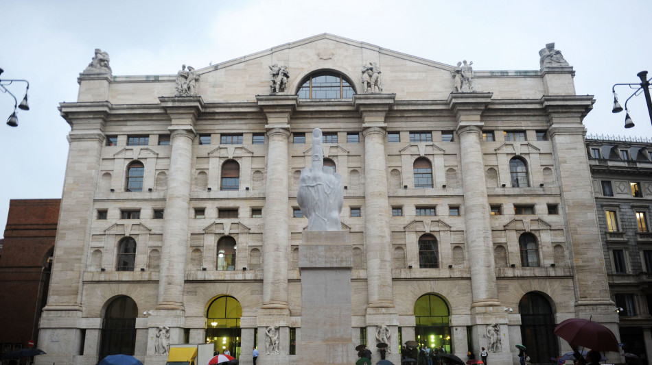 Borsa: Milano chiude debole (-0,24%), giù Moncler e Banco Bpm