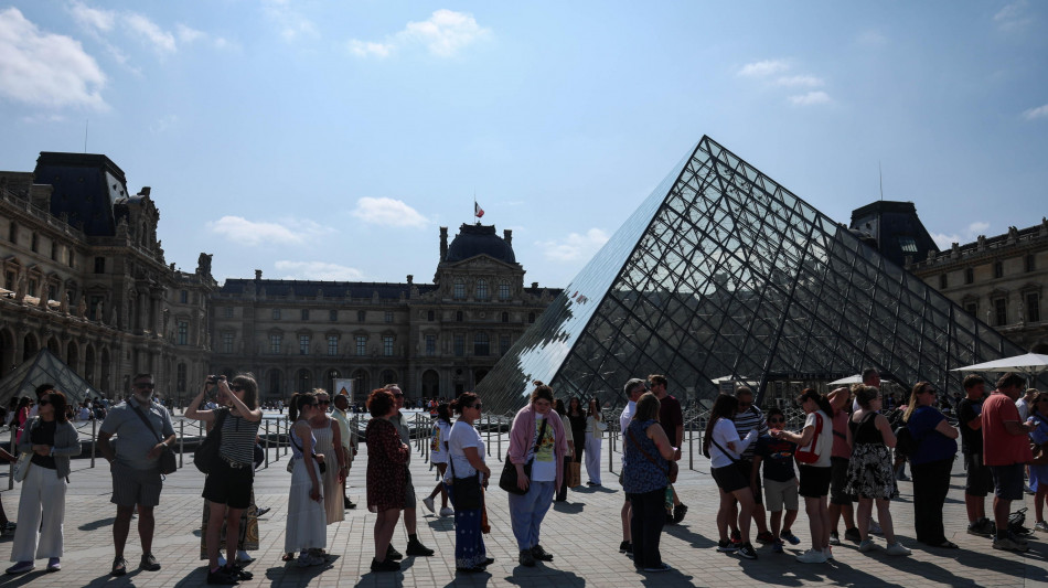 Proteste in Francia, manifestanti bloccano l'accesso al Louvre