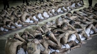 El Salvador traslada a 2.000 presuntos pandilleros presos a la megac&aacute;rcel