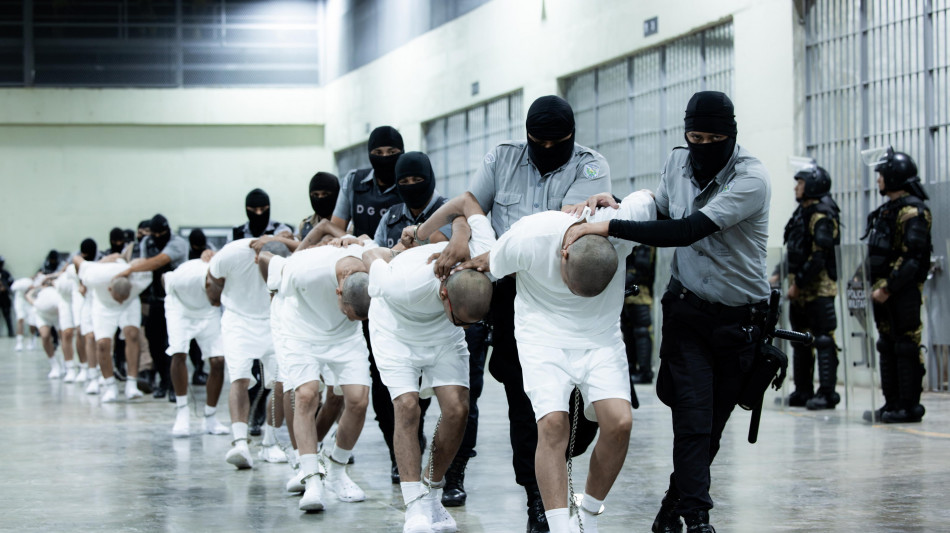 Sconfitta per Trump, giudice blocca espulsioni venezuelani