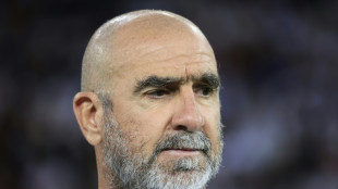 Foot: Eric Cantona honor&eacute; par son club formateur, l'AJ Auxerre