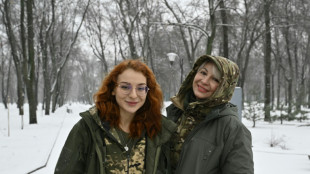 En Ukraine, m&egrave;res et filles servent "ensemble" sur le front