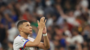 Mbappé con la maglia n.9 del Real, ovazione al Bernabeu