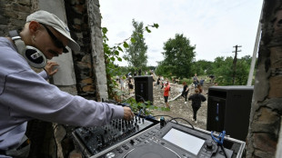 En Ukraine, nettoyer les ruines de la guerre au son de l'&eacute;lectro