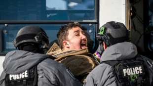 La police intervient pour &eacute;vacuer les contestataires des rues d'Ottawa, 70 arrestations