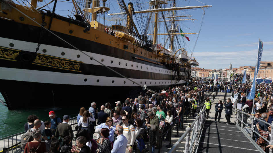 In 60mila per Amerigo Vespucci e Villaggio IN Italia a Venezia