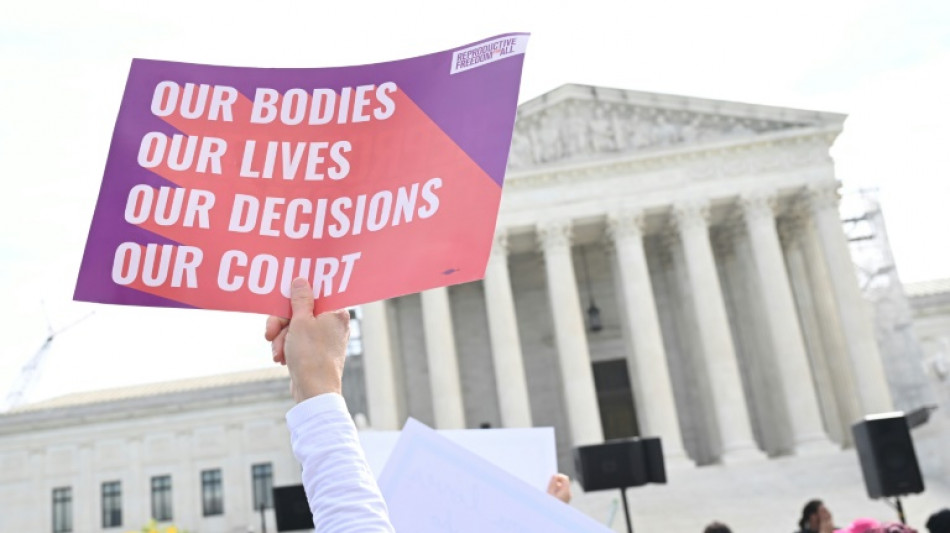 La gobernadora de Arizona promulga una ley que deroga la prohibici&oacute;n de 1864 contra el aborto