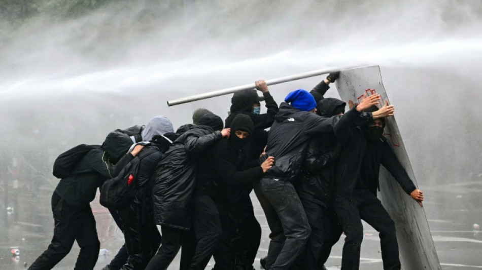 Protestos estudantis geram cenas de caos em Bruxelas