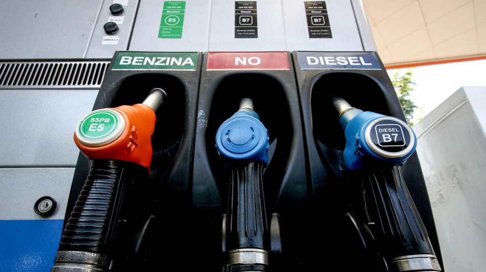 Mimit, prezzi carburanti in rialzo, benzina self a 1,957 euro