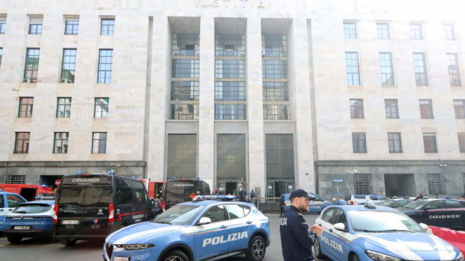 Rientra dopo 7 ore allarme a Palagiustizia di Milano, nessun ordigno