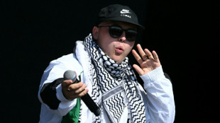 Un rapero del trío norirlandés Kneecap es juzgado en Londres por apoyo a Hezbolá