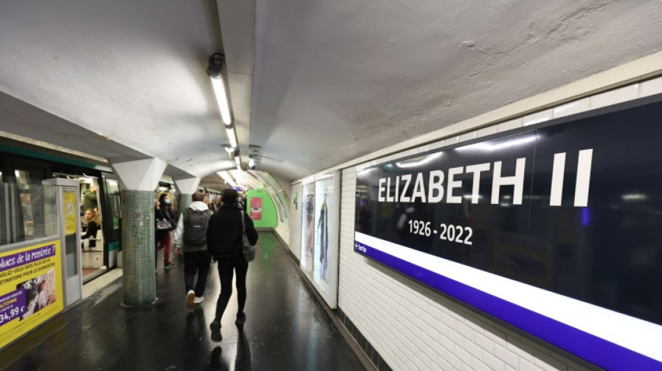 El metro de Par&iacute;s rinde homenaje a Isabel II durante su funeral