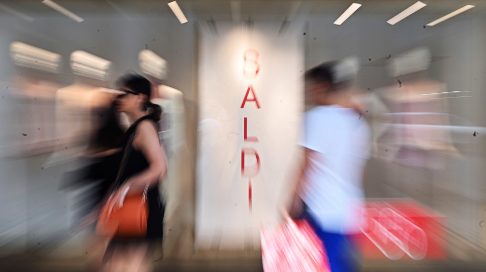 Confesercenti, il 3 gennaio partono i saldi, ma in 2 milioni hanno gi&agrave; comprato