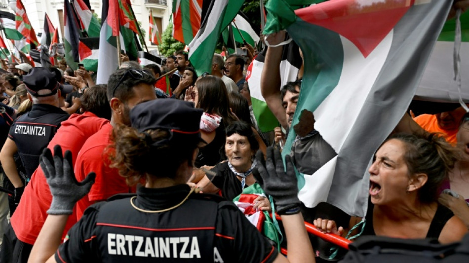 Una manifestaci&oacute;n propalestina obliga a acortar la 11&ordf; etapa de la Vuelta