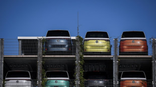 Deutsche Autobauer VW und Mercedes starten mit Gewinneinbr&uuml;chen ins neue Jahr