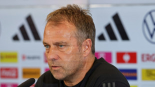 Experiment gescheitert - doch Flick h&auml;lt an Dreierkette fest