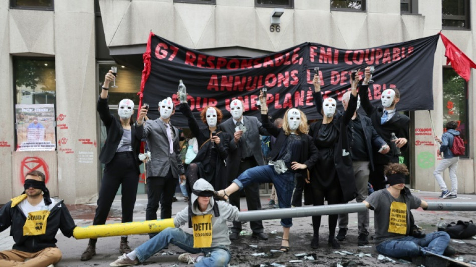 Des militants climat ont bloqu&eacute; l'entr&eacute;e du FMI &agrave; Paris