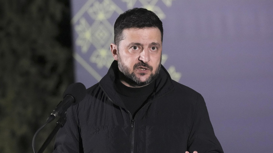 Zelensky nel Donetsk vicino al fronte, 'russi preparano offensiva di primavera'