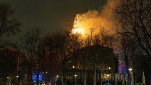 Brucia chiesa in centro Amsterdam, crolla il campanile