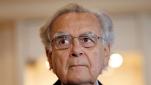 Le journaliste litt&eacute;raire Bernard Pivot referme le livre de sa vie