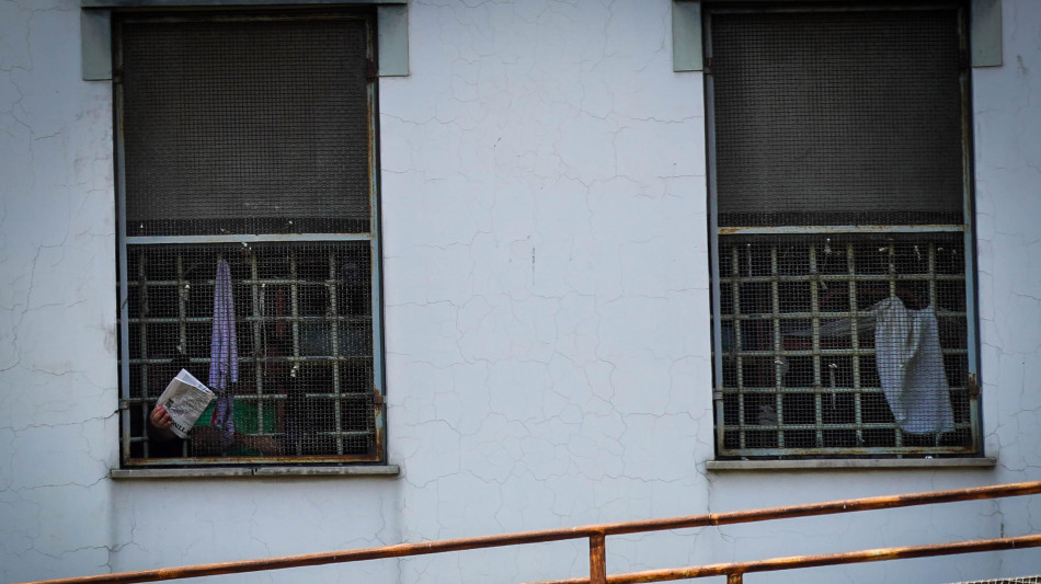 Rivolta in carcere a Piacenza, agenti in tenuta antisommossa