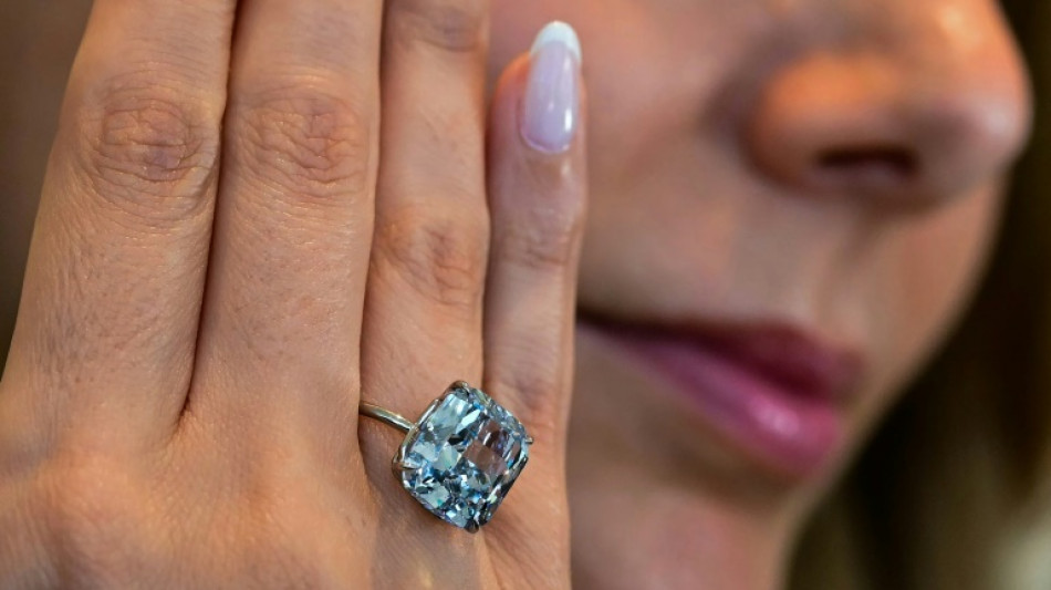 Raro diamante azul &eacute; exibido em Abu Dhabi antes do leil&atilde;o