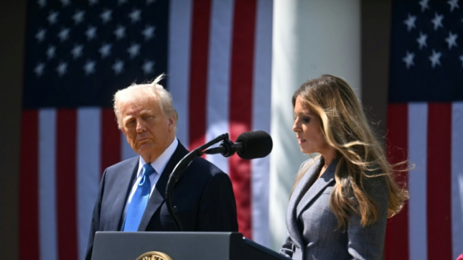 Trump promulga ley que prohíbe "pornografía vengativa" y desnudos creados por IA