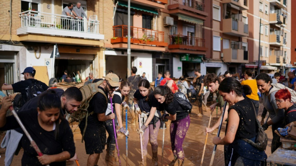 Un ej&eacute;rcito de voluntarios se lanza a ayudar a los damnificados por el desastre en Valencia
