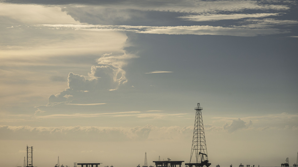 Prezzo del petrolio in aumento, Wti scambiato a 63,71 dollari