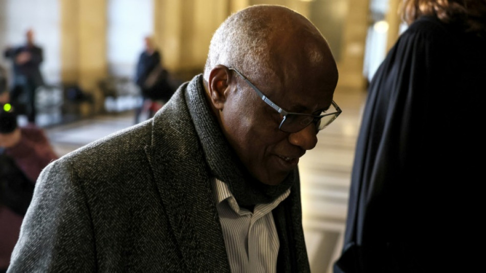 Ex-m&eacute;dico come&ccedil;a a ser julgado na Fran&ccedil;a por genoc&iacute;dio em Ruanda